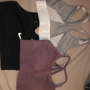 3 för 50kr - Tre sporttoppar för endast 50kr! Skulle säga att svarta och lila passar alla mellan XS-S och den grå passar alla mellan XS-M. Frakt tillkommer på 20kr