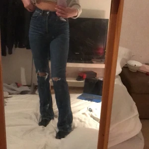 Utsvängda zara jeans - Säljer nu mina fina jeans från zara som jag köpte in där 399 kr. Dem är sparsamt använda, i mycket gott skick. Säljer pågrund av att de är för tajta på mig och inte riktigt min stil längre❤️ Dem är rätt true to size då jag brukar ligga på 36 vanligtvis, och dessa är 34.