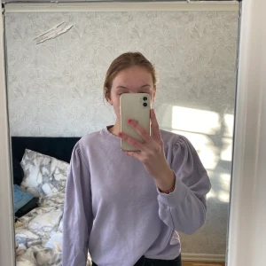 Tröja - Super fin lila tröja med puffärmar, köpt från lager 157 och är använd Max 5 gånger! Super bra skick! Är villig att fixa paketpris vid köp av flera plagg!:)