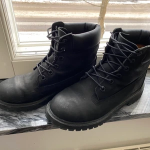 Timberland 6-inch  - Världens finaste vinterkänga från Timberlands, stl 38. Använda en vinter men i väldigt fint skick. Säljs impregnerade och rengjorda såklart! 