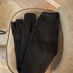 Jeans med slits - Skit snygga skinny jeans från nakd med slits och kontursömmar!💕💕 frakt ingår i priset✨✨