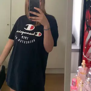 Oversized T-shirt från Champion. Storlek XL, passar som en klänning eller större tröja. Skriv för mer bilder 💙