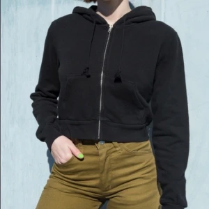 Brandy Melville kofta - Säljer min populära svarta crystal hoodie från brandy Melville köpt i usa❤️ Bra skick, storlek one size men passar en xs-m beroende på hur man vill att den ska sitta