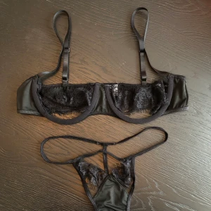 Lingerie set Prettylittlething  - Superfint svart underklädesset med spets från Prettylittlething med underboob outcut. Helt oanvänt, har alldeles för mycket lingerie😅 Köpt för 270kr inkl frakt från UK.
