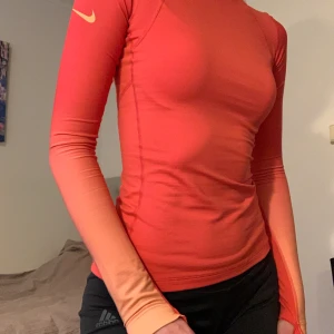 Nike träningströja - Fin oanvänd träningströja från Nike, tänkte att jag skulle börja träna men det hände inte och nu är den för liten 😅 coola ärmar och kan användas både som träningströja och underställströja! 