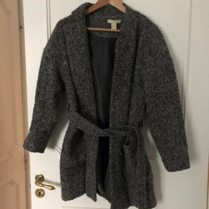 Kappa från H&M - Grå kappa från H&M i storlek 36. Köpare står för frakt 