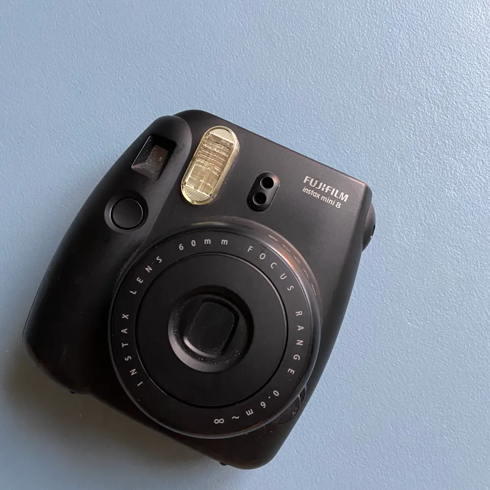 Polaroidkamera från Fujifilm, Instax mini 8. FUNGERAR perfekt skick men säljes då den inte används. Film ingår ej ✨. Övrigt.