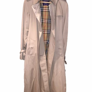 Burberry boat - Riktigt fin kappa i bra skick, vintage, lång, trendig! Kan mötas i Malmö/lund men kan även frakta och då delar vi på frakten. 