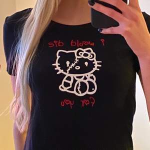 Otroligt fin t-shirt med hello kitty tryck🖤❤️