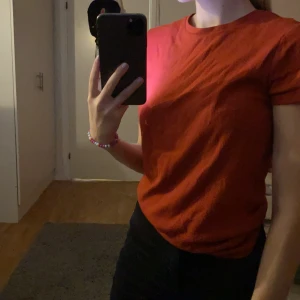Höst röd T-shirt - Ca 1 år gammal. Storlek S, men känns som XS. 