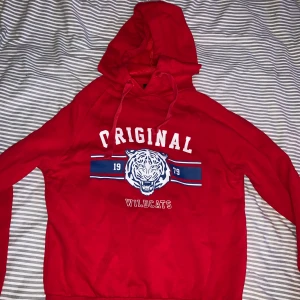 Hoodie strl xs - Hoodie i strl xs från Gina Tricot. Använd några gånger och är i fint skick.