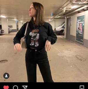 Sweatshirt  - Sweatshirt från fashionbear.se ( kolla deras instagram ) använd 1 gång hemma storlek S,som Ny skriv för mer bilder,köparen står för frakt🌸