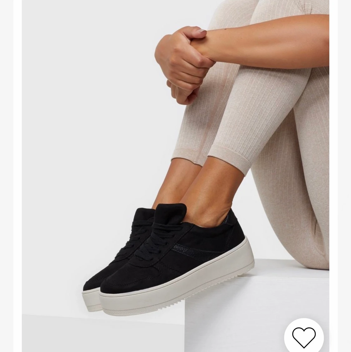 Svarta sneakers med hög sula, nyskick!