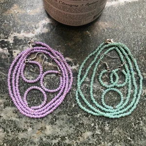 Pastell- gröna och lila lustered smycken - Halsband, armband, örhängen och ring i superfina glansiga glaspärlor! De armband som finns med på bild 2 och 3 går även att få som halsband, ring och örhängen! Ring: 15kr, örhängen: 20kr, armband: 25kr, halsband: 40kr. Frakt på 12kr tillkommer💕💕 Bara att fråga om du undrar nåt eller vill ha fler bilder🥰