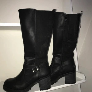 Vinterskor med klack, storlek 39, 100kr - Jätte fina vinterskor med klack, dragkedja och spänne. Dom är i storlek 39 och har en jätte mysig fordring som håller en varm, jätte lätta och bekväma att gå i. Passar även lika bra på våren och hösten.