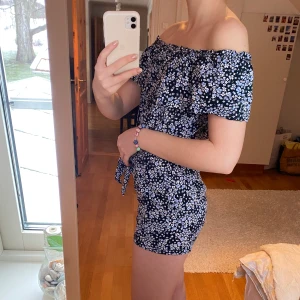 Playsuit  - Superfin playsuit som tyvärr har blivit lite liten för mig😔. Följer med ett avtagbart band, plagget är i mycket bra skick🤍✨