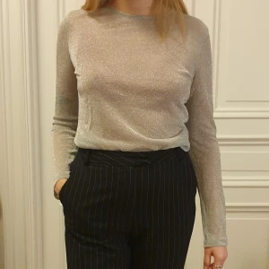 Glittrig genomskinlig topp - En glittrig genomskinlig topp i gott skick 