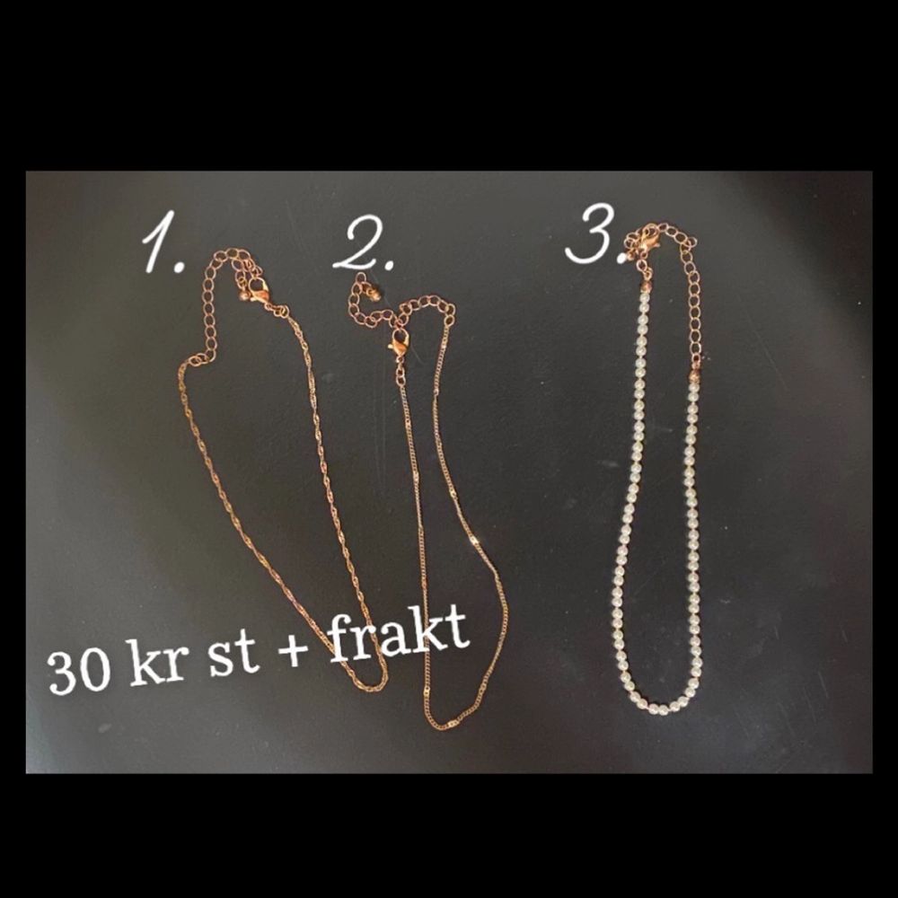 Säljer tre olika guld halsband då jag själv oftast använder silver så dessa har bara blivit använda ca 5 gånger. Ett halsband för 30 kr + 12 kr frakt 😊 alla tre för 90 kr och gratis frakt! 😋 (skriv privat för fler bilder!) (inte rostfritt och inte äkta guld, men säljer billigt!). Accessoarer.
