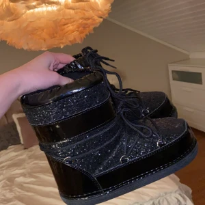 Ellacruz boots - Säljer nu dessa super coola och populära glittriga boots från Ella Cruz som liknar moonboots. Dom är endast använda 1 gång så i nyskick säljes då dom är lite stora på mig. Nypris 800kr men dom är slutsålda överallt buda från 200kr☃️❄️🖤 (HÖGSTA BUD:750kr VARJE BUD MÅSTE ÖKA MED MINST 10kr) BUDGIVNINGEN AVSLUTAS IKVÄLL 20.00(26/1) 