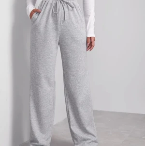 Mjukisbyxor  - Gråa mjukisbyxor med vida ben. Endast testade! Storlek S. Köparen står för frakt! Kan skicka fler bilder!