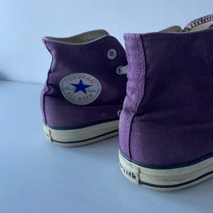 Converse - Lila converse köpta i usa för många år sen dock varsamt använda. Säljer för de är för små. Jättefina och endast lite slit på allstar märket bak/hälen. Skriv privat för fler bilder