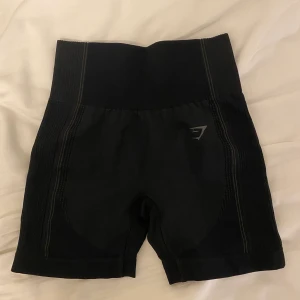 Gymshark short strl xs/s - Köpte dessa short av en tjej i strl s, men passar snarare xs. Modellen heter ultra seamless, spårbar frakt 51kr🥰 Säljs inte längre så svåra att få tag på!💖