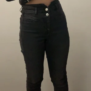 H&M jeans  - Jag säljer ett par grå/svarta jeans från h&m. Byxorna är i bra skick och helt nya de säljs pga fel storlek. 