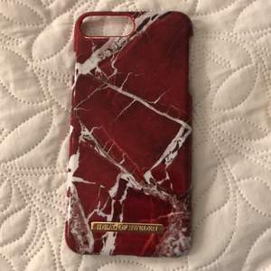 Ett rött marmor skal av ideal of Sweden. Inga sprickor, kan va repor men inget som syns, säljer pgr av för köpte 2✨ till IPhone 8+ och IPhone 7+✨ ord- 250:- säljer för 150:-✨