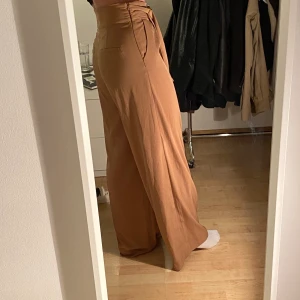 Beige byxor - Köpta från NAKD för något år sen, iprincip aldrig använda pga. lite för stora för mig!  Storlek 38:)