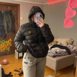 Vinterjacka  - En svart fin vinterjacka från Urban Classics (made in china) super fin och modern, skulle ha kvar den om den inte hade vart för stor för mig o därför jag säljer den. Är i man modell men funkar på tjejer också såklart men den är som sagt ganska stor i storleken. Dragkedjor, går o dra åt luvan o väldigt bekväm. Storlek SMALL 40kr + frakt 📦 