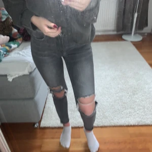 Jeans strl xs - Jens i strl xs från JFR med dragkedja vis anklarna. Använt ca 3 gånger.