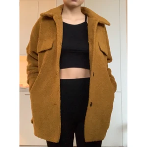 Höstjacka - Senapsgul/brun höstjacka. Köpt för 800kr på Carlings. Är i gott skick.