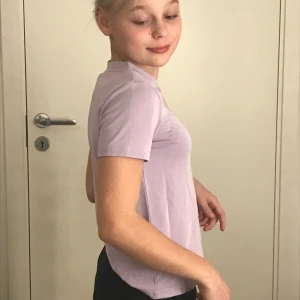 Monki t-shirt - Så fin lila t-shirt från monki, sååå skönt material💜💜 Nypris: 150kr, köparen står för frakten