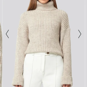 Stickad polotröja nakd  - Jag säljer denna beiga snygga tröja från nakd pga att den ej kommer till användning. Använt den ett fåtal gånger. Ord pris: 399kr, säljer för 100kr + frakt, storlek xxs men sitter som en xs-s skulle jag säga☺️ skriv privat för egna bilder eller andra frågor.