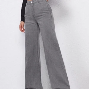 Vida jeans  - Dessa byxor är köpa från shein i storlek  S jag är cirka i 160 och de är extremt långa för mig men de sitter super snyggt vid rumpa,midja och lår! Om du är ungefär lika kort som mig så kommer du behöva klippa/sy upp de lite men jag säljer de till ett bra pris och utöver att de är långa är de supersnygga!