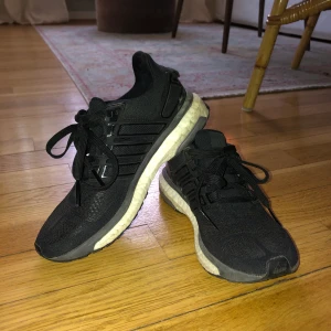 Adidas Energy Boost - Nästan helt oanvända Adidas Energy boost träningsskor i svart med vit sula. Supersköna och jättefin kvalite. Formar sig bekvämt efter foten. Kan mötas upp i Göteborg eller så står köparen för fraktkostnaden 🌟