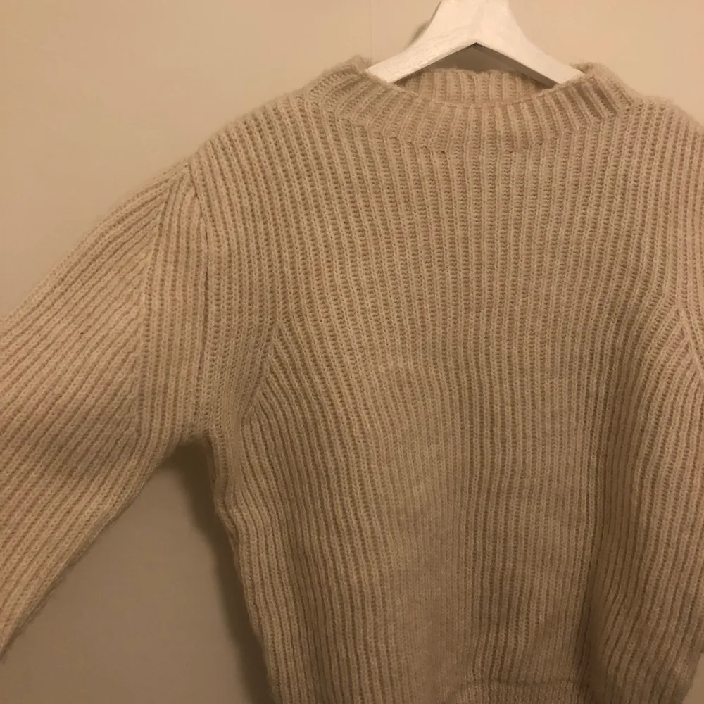 Fin vit stickad tröja från Na-Kd, aldrig använd. Den är i storlek S men den är lite större i modellen. Säljer den för att den inte passar mig. . Neuleet.