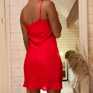 Röd satin klänning  - Superfin röd klänning i satin tyg. Sitter super snyggt, köparen står för frakten ❤️❤️❤️