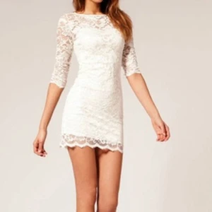  - Vit spetsklänning. Kommer i två delar. Aldrig använd!


Kan skickas emot fraktkostnad eller mötas runt om Stockholm! Priserna på alla mina saker kan diskuteras då jag vill bli av med allt! 