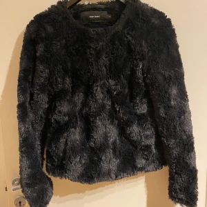 Svart flufgig jacka från vero moda i storlek xs-S  - Vår jacka från veromoda i svart flufgigt material. Storlek Xs men passar även S. 