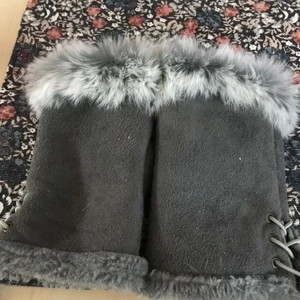 Torghandskar  med päls  - ”Torghandskar”’ med päls ( kanin) ochså flis som innerfoder, sälj pga av att jag inte använder päls ( nypris 300kr)
