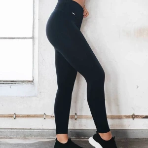 AIMN - Säljer mina svarta ribbade aimn tights. Stolek M. Använda fåtal gånger. Nypris 599kr