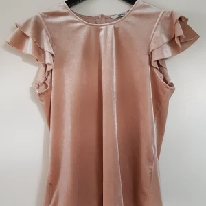 Söt top från ONLY - En underbart söt top i strl 38 från ONLY. Dovt rosa sammet med lätta volanger som holkärm och dragkedja i ryggen.  Från djur och rökfritt hem. Frakt anges i ungefärlig summa, blir frakten lägre än utsatt swishar jag tillbaka pengar till dig som köpare. Som köpare väljer du om du önskar få spårväg frakt (något dyrare), eller vanlig frakt. Våran kan även tas till Lund eller mellan Ängelholm och Lund. Jag möter gärna upp om det passar bättre. Har du frågor kontakt mig gärna!⭐