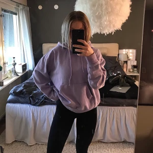 ljuslila oversized hoodie från weekday - denna hoodie är oversized i modellen och i en superfin ljuslila färg (sista bilden för tydligare se rätt färg). den är i princip oanvänd. Köpt i somras hos weekday för 400kr