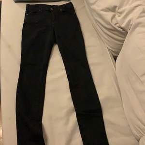 Svarta drdemin jeans ganska slitna men ändå i okej skick i storlek M. Pris kan diskuteras 