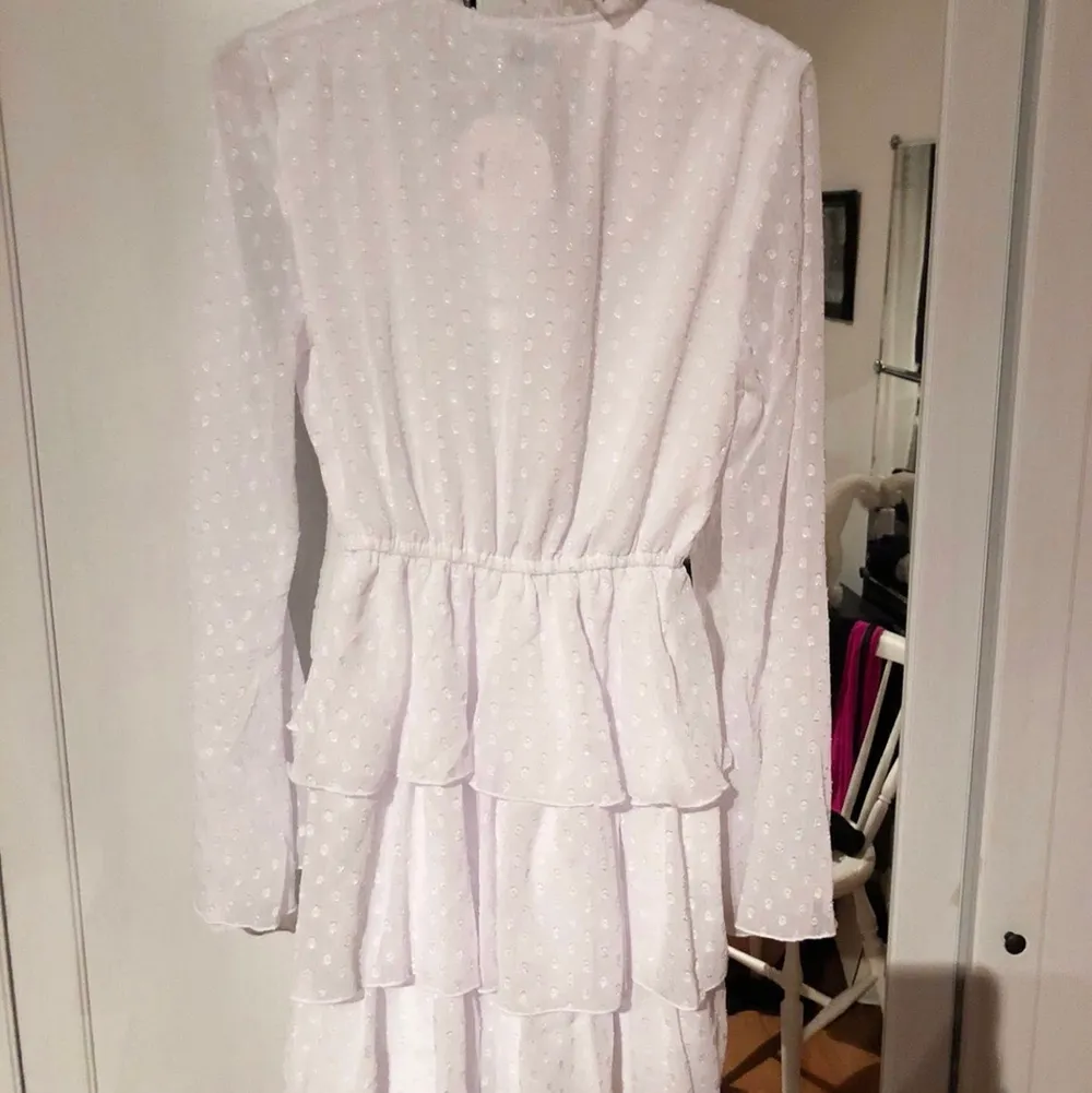 Säljer nu denna fina klänning som tyvärr inte passade mig💕💕 perfekt till sommaren och är i ett bra skick👏🏼😜😜 den är ifrån Linn ahlborgs kollektion! Hör av er vid fler frågor! Frakt står du som köpare för💕💕🥰. Klänningar.