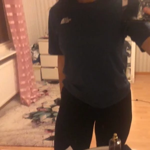 NORTH FACE TRÖJA - Snygg och trendig north face tröja. Kan skicka på posten men du stär för frakten,annars kan jag mötas upp i fagersta eller kopparberg. Storlek X-small men passar small också. Äkta