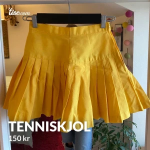 Tenniskjol  - Säljer denna tenniskjol(?) som är köpt på Beyonce retro. Hade sagt den är en XS eller en liten S. Behövs strykas för att få en snygg form 