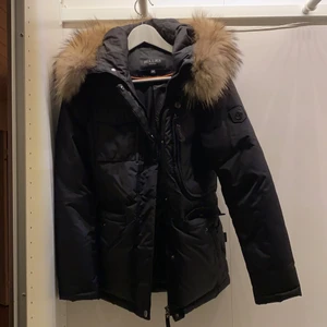 Äkta hollies jacka, med äkta päls 34 - Jackan är 1 år gammal, knappt använd. Är i bästa skick. Inga skador. Ljus päls som är betalad med extrapris.  Orginalpris 4490kr                                            Jag säljer för 1500 ( pris kan diskuteras )