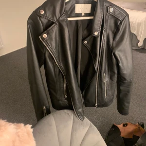 Skinnjacka  - Skriv för mer info